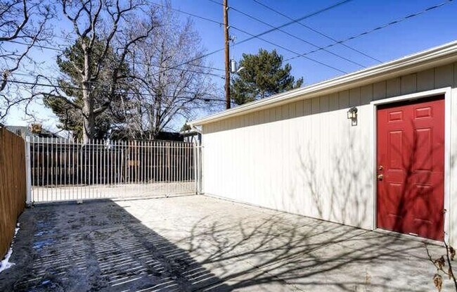 Building Photo - Fabulous 3 Bed (+ 1 non conforming) / 2 bath SFH in the Montclair Neighborhood