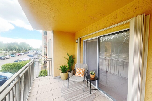 Building Photo - 9340 Fontainebleau Blvd