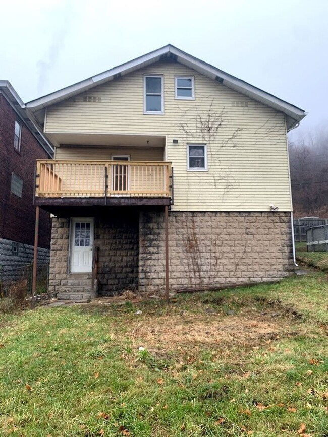 Building Photo - Completely Updated 3 Bed, 1 Bath Home in H...