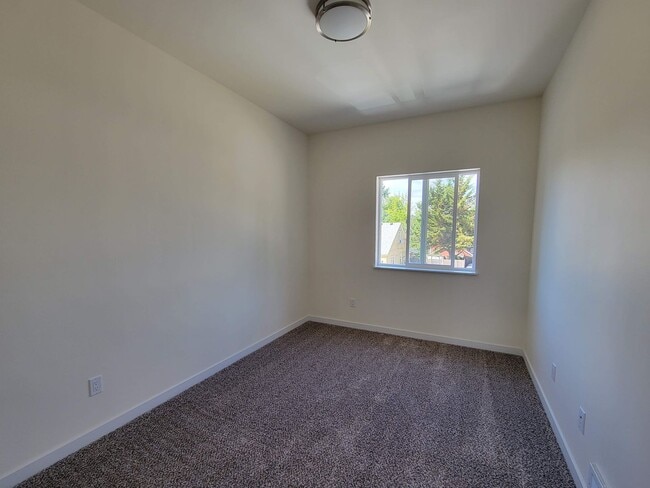 Building Photo - Remodeled, bright and spacious 3 bed close to ferries and base