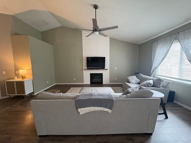 Building Photo - Gated Community!