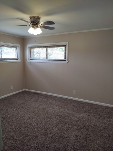 Building Photo - 2100 N 57th Ln