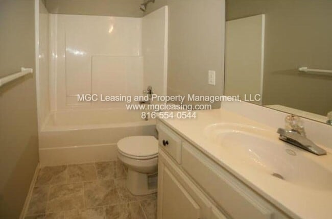 Building Photo - Kick Off the New Year with a Move-In Ready Gem in Oak Ridge Meadows in Lee's Summit!