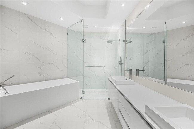 Building Photo - 3100 N Ocean Dr