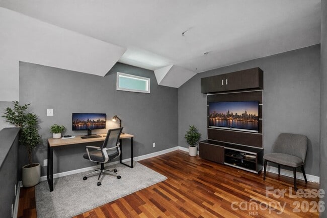 Building Photo - 343 W 7th St