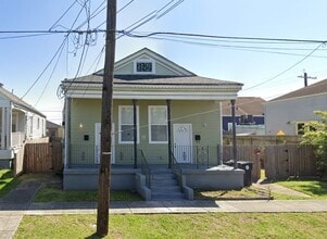Building Photo - 2711-13 Marengo St