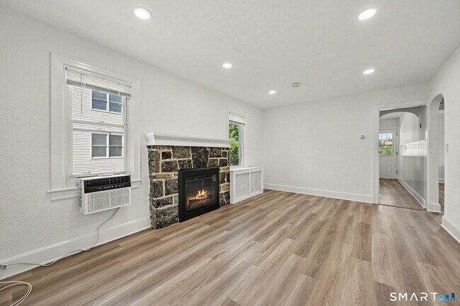 Building Photo - 15 Whitmore Ln