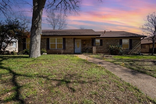 Building Photo - 2404 Crestview Cir