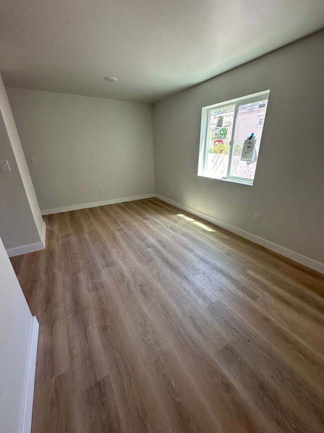 Building Photo - Brand New Move in Ready 2 bedroom, 1 bath ...