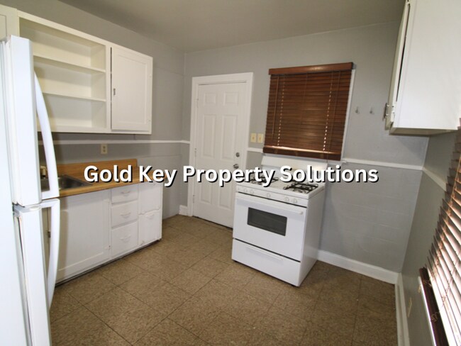 Building Photo - 2 BR 1 BA House with 2 Covered Porches and Huge Garage (NO SECTION 8)