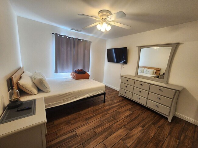 Building Photo - Fully Furnished 3 Bedroom Home w/ Covered ...