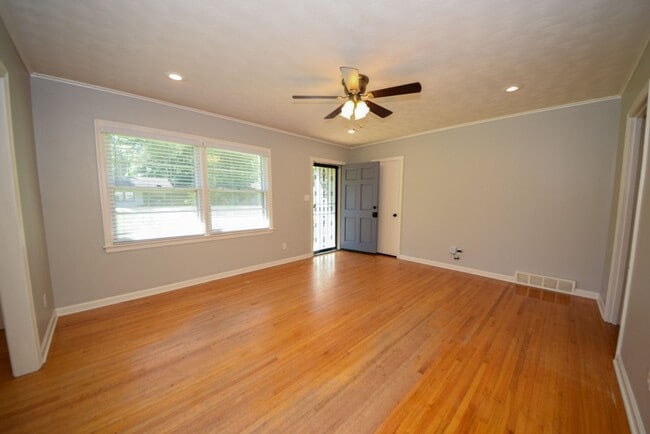 Building Photo - Cute and UPDATED 3 bed 2 bath home near GREAT SCHOOLS.