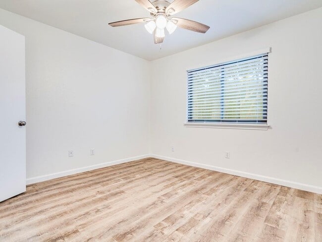 Building Photo - 8305 Summer Side Dr