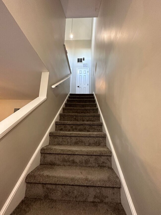 Building Photo - 2335 Brookview Ct