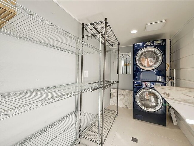 Building Photo - 2-Bed Oasis in the Heart of San Francisco - Spacious 1300 Sq Ft!"