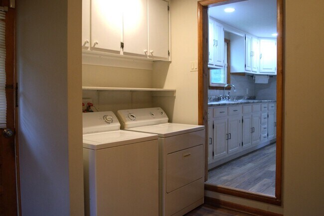 Building Photo - 416 Victoria Dr
