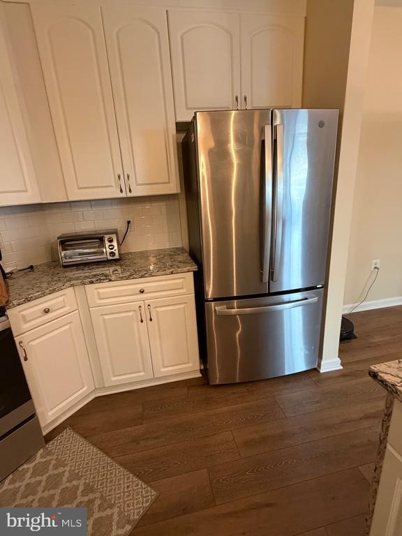 Building Photo - 400 Symphony Cir