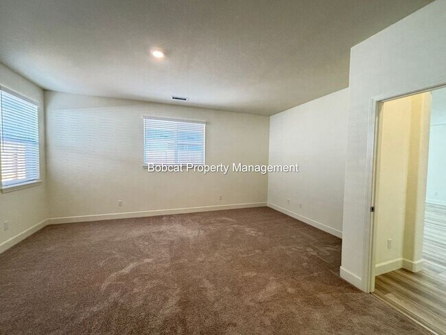 Building Photo - 925 Nelle Dr