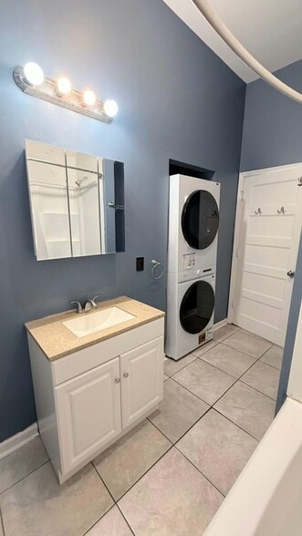 Building Photo - 12 Tyler St