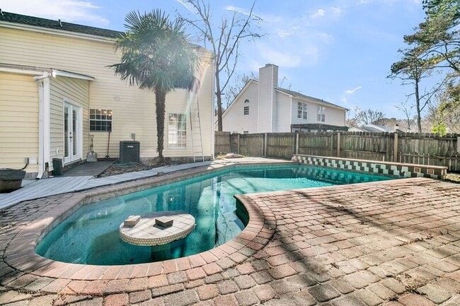 Building Photo - 121 Sully St