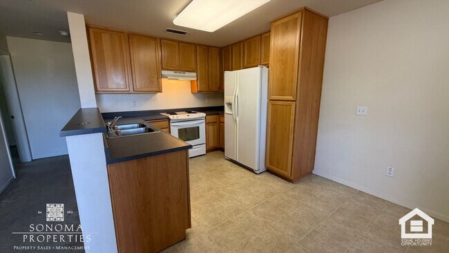 Building Photo - Must-See Charming Second-Level 1 Bedroom Apartment