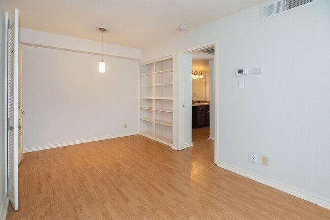 Building Photo - Charming Shoal Creek Condo - One Bed One Bath