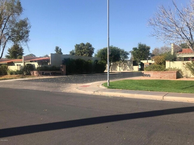 Building Photo - 2839 E Montecito Ave