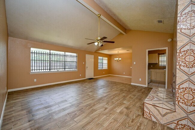Building Photo - Nice 4 bd Rm Single Family Home