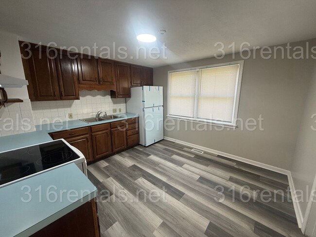 Building Photo - $995 - 2 bedroom / 1 bathroom - Single Family Home
