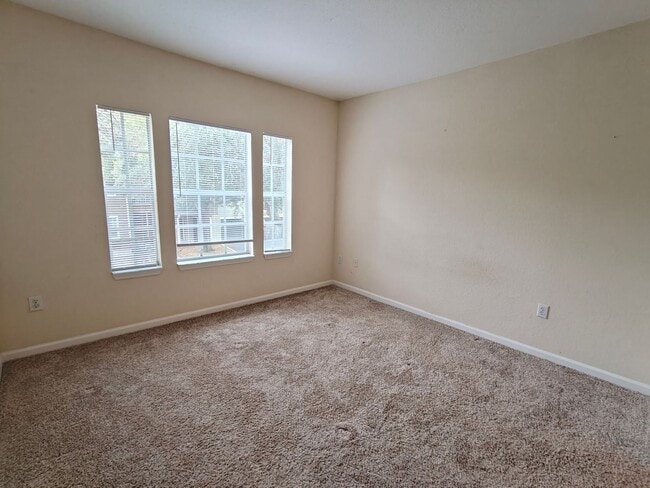 Building Photo - Beautiful 3 Bedroom, 2 Bathroom Townhome with Garage – Pet Friendly!