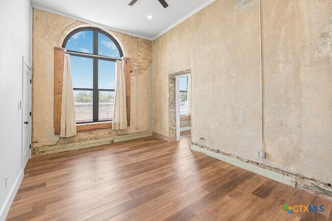 Building Photo - 123 W May St