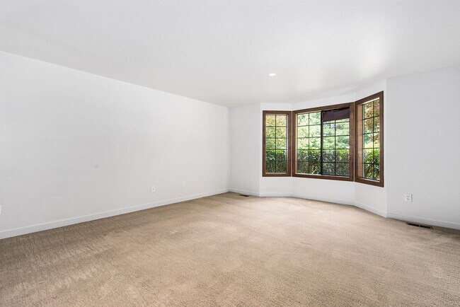 Building Photo - Spacious home in Lakemont Neighborhood!