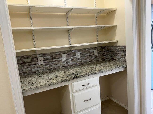 Building Photo - 15 N Broken Bow Cir