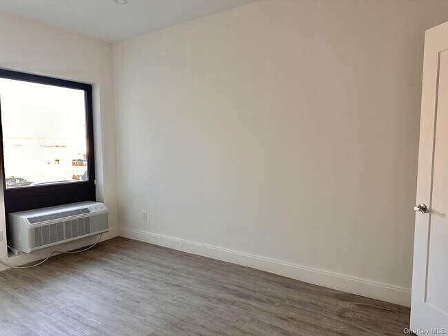 Building Photo - 362 W Merrick Rd