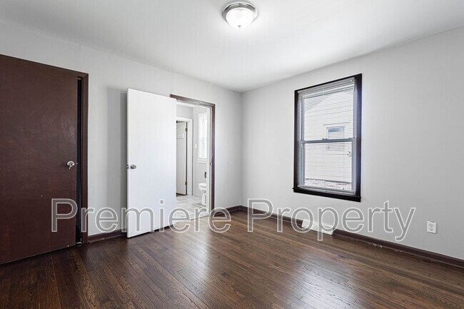 Building Photo - 1731 S Crescent Ave