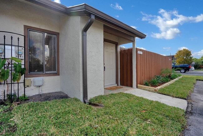 Building Photo - 4143 Palm Bay Cir