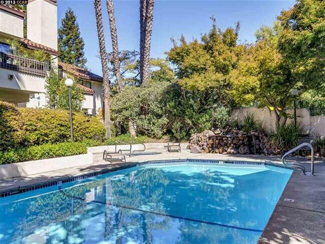 Building Photo - 631 N Villa Way