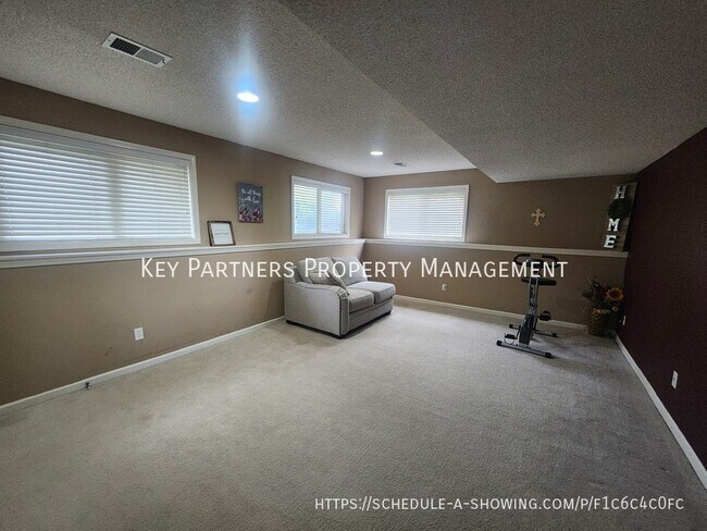 Building Photo - 15375 S Constance St