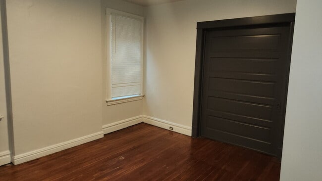 Building Photo - Elegant 2-Bedroom Duplex in Lively St. Louis Neighborhood.