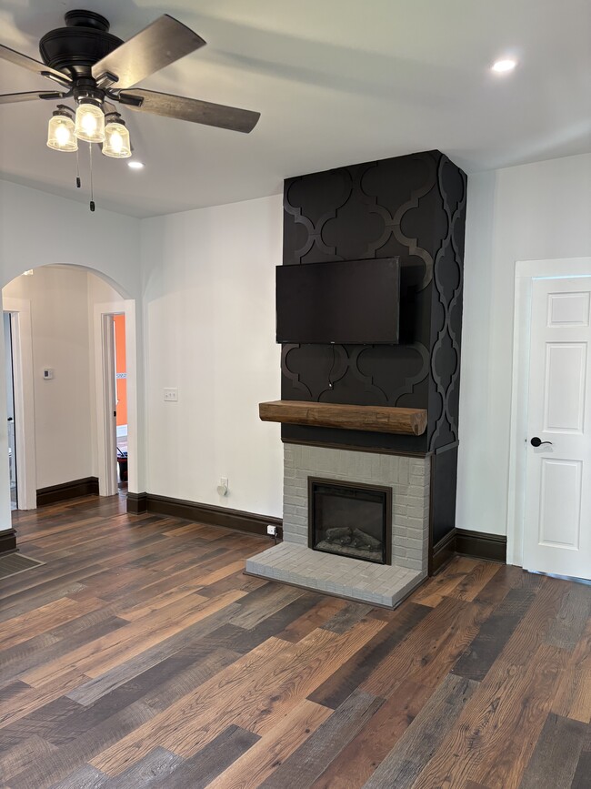 Building Photo - 53 Lincoln Ave W