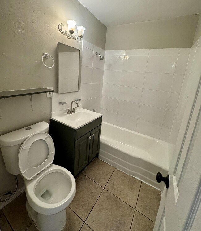 Building Photo - Fresh, Comfortable & Easy to Show!