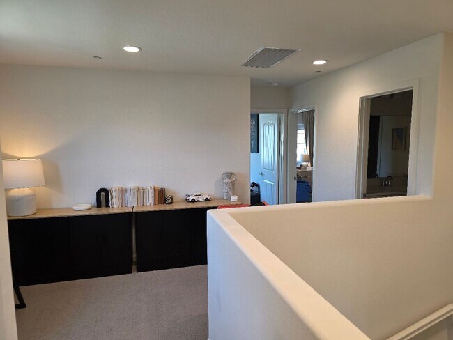 Building Photo - Gorgeous new townhome in West Murrieta wit...