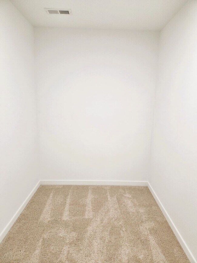 Building Photo - Large 3 story home located in Glenwood Park just minutes from downtown Richmond