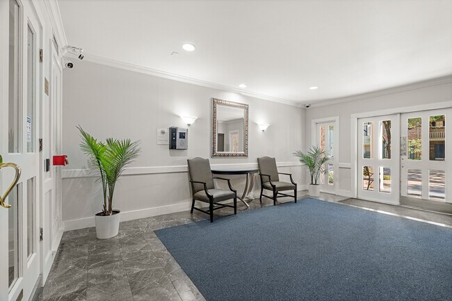 Building Photo - 355 N Post Oak Ln