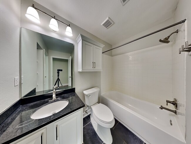 Building Photo - 2065 Dixie Belle Dr
