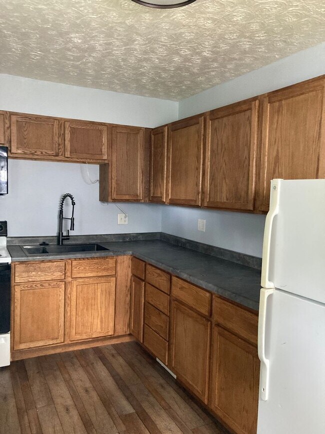 Building Photo - 2 bedroom with fenced in yard