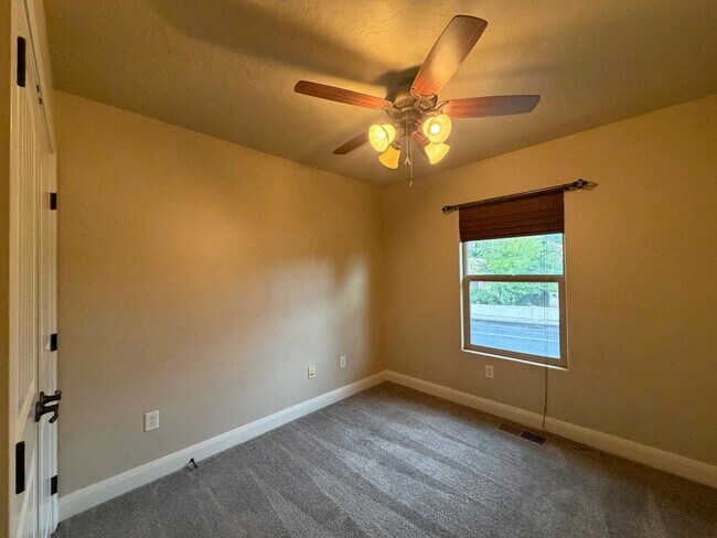 Building Photo - CHARMING TOWNHOME FOR RENT IN ST. GEORGE!