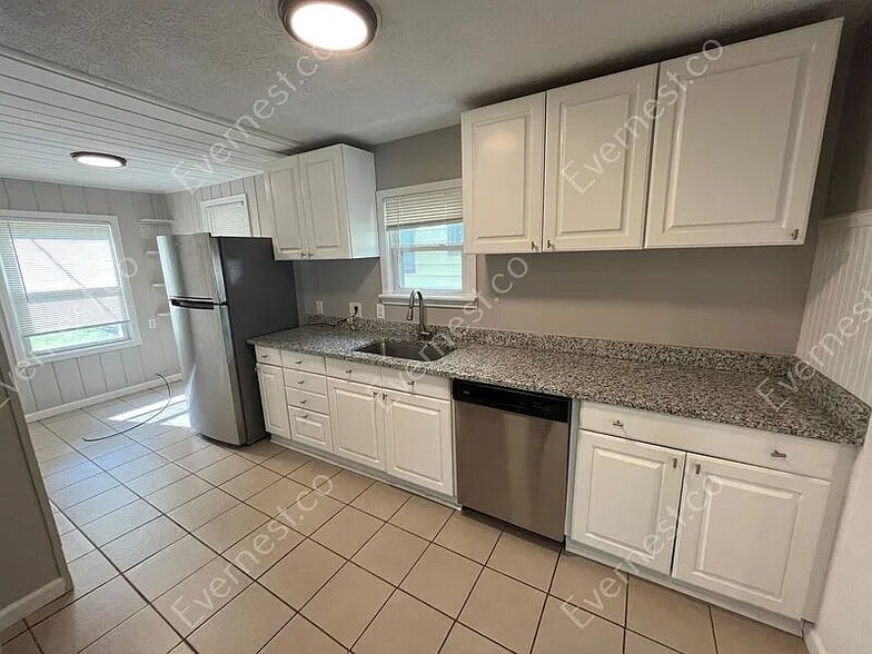 Building Photo - 23115 Powell Ave