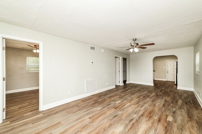Building Photo - 5BR/2BA | Newly Renovated Single Family Home | Area for office | In Saint Petersburg!