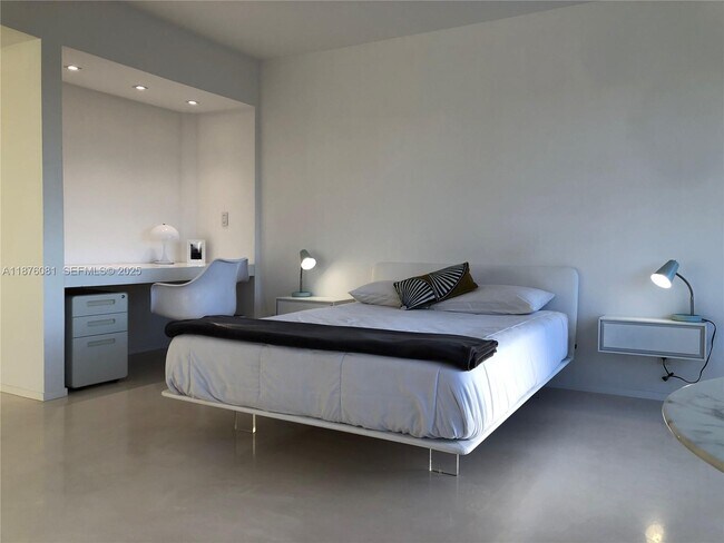 Building Photo - 900 Bay Dr